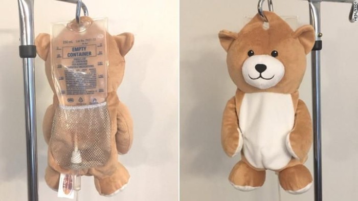 Begini penampakan infus boneka beruang hasil karya Ella. (Foto: CNN) Begini penampakan infus boneka beruang hasil karya Ella. (Foto: CNN)