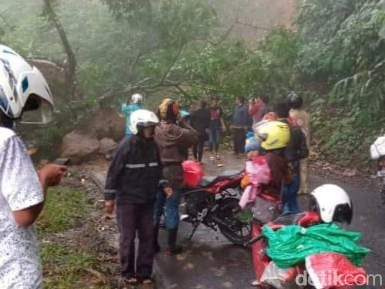 Longsor di Piket Nol, Jalur Lumajang-Malang Sempat Tersendat Longsor di Piket Nol, Jalur Lumajang-Malang Sempat Tersendat