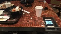 Sepertinya tiap restoran harus punya inovasi ini ya? Dengan begini handphone pengunjung aman terkena tumpahan makanan, namun tetap bisa memantau pesan masuk. Foto: Istimewa