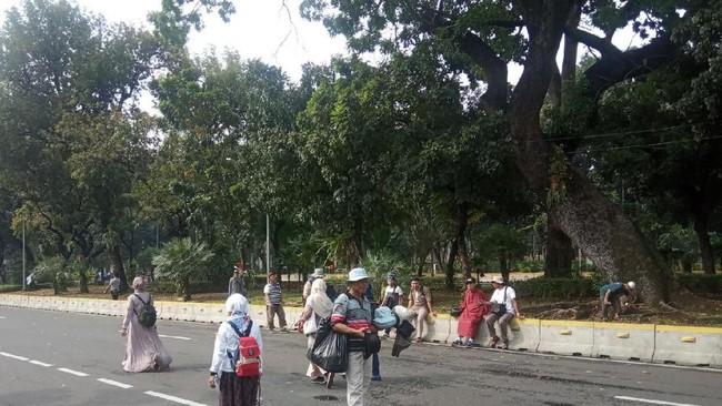 Mengais Rezeki di Tengah Kerumunan Massa MK