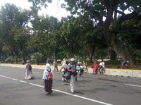 Mengais Rezeki di Tengah Kerumunan Massa MK