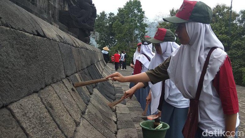 Aksi Pelajar Membersihkan Bebatuan Di Candi Borobudur