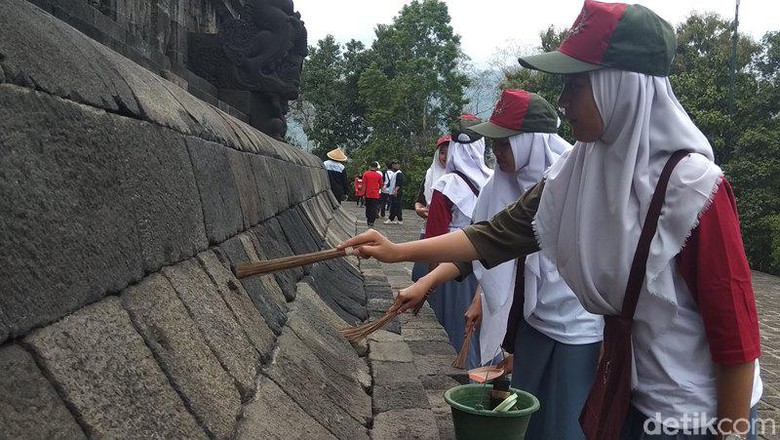 Aksi Pelajar Membersihkan Bebatuan Di Candi Borobudur Aksi Pelajar Membersihkan Bebatuan Di Candi Borobudur