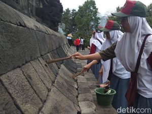 Aksi Pelajar Membersihkan Bebatuan di Candi Borobudur