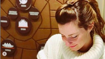 Aksinya kala melukis dengan air kopi. (Foto: Instagram/bernulia)