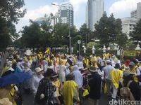 Terhalang Kawat Berduri, Massa Kawal Sidang MK Tertahan di Depan Kemhan