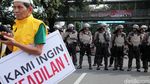 Aksi Massa Berompi Kuning Kawal Sidang Sengketa Pilpres