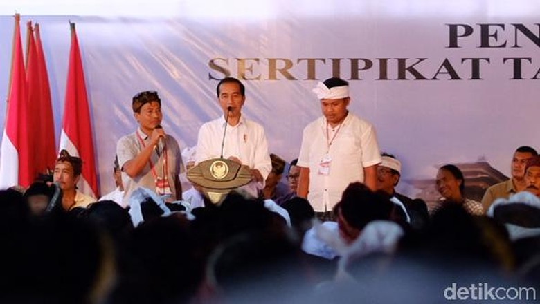 Absen Saat Kampanye, Jokowi Kini Kembali Bagi-bagi Sepeda ke Warga Absen Saat Kampanye, Jokowi Kini Kembali Bagi-bagi Sepeda ke Warga