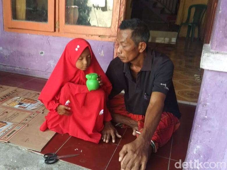 Potret Bocah SD di Lamongan Setahun Rawat Ayahnya yang Lumpuh Potret Bocah SD di Lamongan Setahun Rawat Ayahnya yang Lumpuh