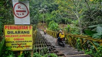 Di sebagian area jembatan itu nampak rusak dan berbahaya untuk dilintasi oleh warga baik pejalan kaki maupun pengendara motor. Larangan untuk melintasi jembatan itu pun telah dipasang.