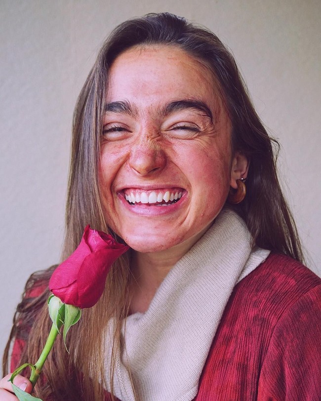 Gabrielle yang dulu jijik dengan darah menstruasinya sekarang sangat menantikan tamu bulanannya tersebut. Ia pun mengaku tahu jika banyak orang tidak setuju dengan apa yang dilakukannya bahkan menganggapnya menjijikan. Foto: Instagram @rosiemoons