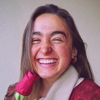 Gabrielle yang dulu jijik dengan darah menstruasinya sekarang sangat menantikan tamu bulanannya tersebut. Ia pun mengaku tahu jika banyak orang tidak setuju dengan apa yang dilakukannya bahkan menganggapnya menjijikan. Foto: Instagram @rosiemoons