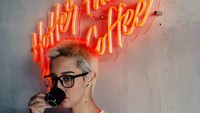 Fabiola tampak cantik sambil menyesap secangkir kopi yang hangat. Foto: Instagram@fabananash