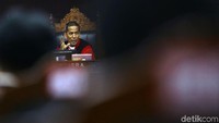 Sebelumnya, sidang kedua gugatan Pilpres berlangsung pada Senin, 17 Juni 2019. Namun KPU keberatan karena waktunya terlalu mepet. Alasan lain, pihak penggugat dari kubu Prabowo-Sandi memakai gugatan versi perbaikan.