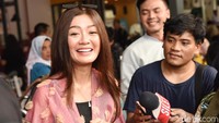 Gwen pun hanya tertawa saja mendengar jika dirinya dituding pelakor. Pool/Noel/detikFoto.
