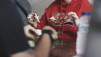 Lihat nih, Fabiola tampak sedang menikmati ayam panggang. Nyam! Foto: Instagram@fabananash