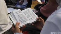 Ayat suci Alquran dilantunkan bersama.