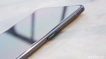 Sisi kanan ada tombol power berwarna. Di sisi kiri ada tombol pengaturan volume dan SIM Card tray. (Foto: Adi Fida Rahman/detikINET)