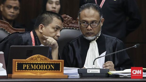 Ketua Tim Hukum Prabowo-Sandiaga, Bambang Widjojanto (kanan).