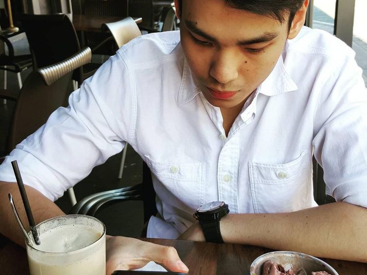 Aksi Kulineran Rob Clinton, Caleg Muda yang Kepergok Makan Bareng Chelsea Islan