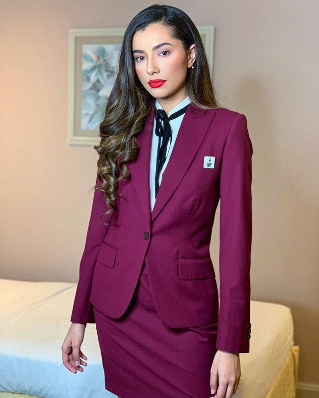 Ya memang aku bukan orang Melayu. Tapi aku lahir di Klang, Selangor, Malaysia dari seorang ibu asal Malaysia dan meskipun ayahku orang asing, aku dibesarkan di negaraku, dididik di negaraku, bekerja di negaraku. Malaysia adalah negaraku sama seperti kalian dan tidak ada yang membuatku lebih bangga dan terhormat untuk mewakili negaraku, tulisnya membalas komentar jahat netizen padanya.Foto: Instagram @ameliath