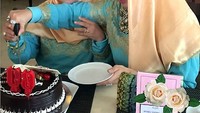 Begini momen manis Roro saat merayakan ulang tahun bersama sang ibu. Lengkap dengan kue cokelat manis dan buah cherry di atasnya.  Foto: Instagram @roro.fitria1989