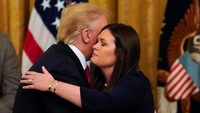 Dalam pernyataannya, Sanders menyebut peran sebagai juru bicara Gedung Putih menjadi kehormatan seumur hidup dan pengalaman yang akan disimpan selamanya. Saya tidak bisa merasa lebih bangga untuk memiliki kesempatan mengabdi pada negara saya dan khususnya bekerja untuk Presiden ini, ucapnya. Foto: REUTERS/Kevin Lamarque