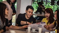 Nah ini momen ngopi seri ala Rob. Bersama rekan-rekannya, Rob terlihat lagi serius membahas sesuatu nih.  Foto: instagram @robclintonkardinal