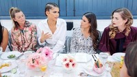 Saat wanita sedang berkumpul, tulisnya. Ada sajian berbahan dasar sayur hijau dalam sesi makan malamnya kala itu. Foto: Instagram zendaya