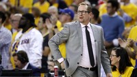 All hail Nick Nurse! Pelatih Raptors yang berhasil membawa timnya juara di musim pertamanya melatih tim utama NBA. Nurse adalah pelatih rookie yang sebelumnya menjadi asisten pelatih Raptors di bawah Dwane Casey. Foto: Ezra Shaw / Getty Images