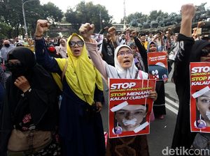 Massa Kawal Sidang Sengketa Pilpres 2019 Orasi di Patung Kuda