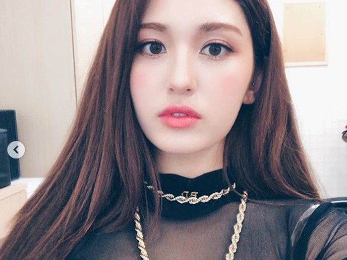 Jeon Somi Jeon Somi, mantan personil IOI yang debut solo dengan single Birthday.