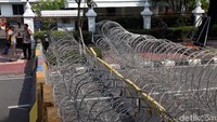 Barier (kawat berduri) yang sebelumnya dipasang sampai Kementerian Pertahanan juga sudah dipersempit. Pagi ini, barier itu hanya dipasang di sekitar Gedung MK saja.Foto: Lamhot Aritonang