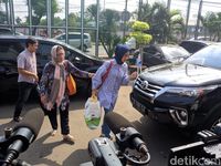 Berkacamata Hitam, El dan Dul Jenguk Ahmad Dhani di Rutan Cipinang