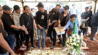 Meski beberapa kerabat terlihat menangis, namun sang istri tetap tegar. Pool/Ismail/detikFoto.