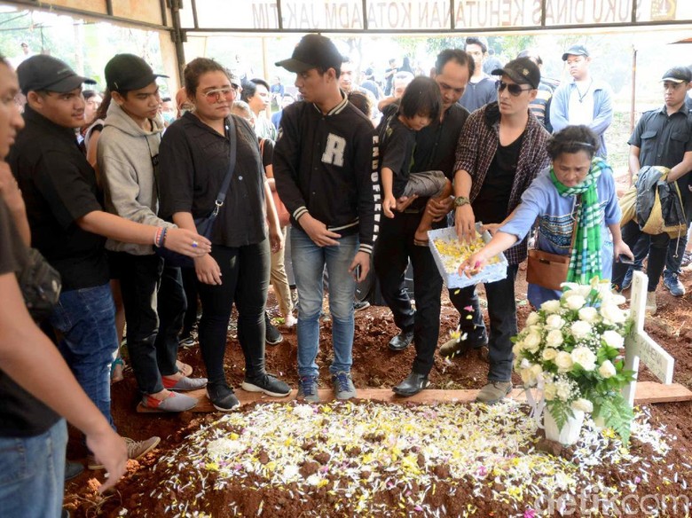 Foto: Pemakaman Robby Sugara (Ismail/detikFoto) Foto: Pemakaman Robby Sugara (Ismail/detikFoto)
