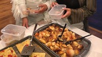 Nggak cuma hobi makan, Olivia juga mau bantu menyiapkan makanan saat ada acara lho. Keren! Foto: Instagram oliviaculpo