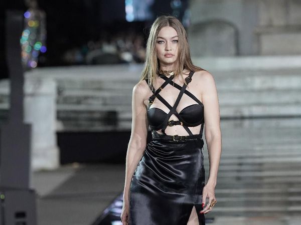 Foto: Gigi Hadid Hingga Joan Smalls Reunian di Catwalk, Lihat Gaya Seksinya