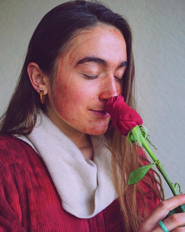 Selain melukis, Gabrielle memanfaatkan darah menstruasi untuk relaksasi dengan menggunakannya sebagai masker. Darah menstruasi sendiri memang telah lama dikatakan bisa dipakai sebagai masker meski belum terbukti secara klinis. Menurut Gabrielle, darah bulanan tersebut dapat membantu mencegah jerawat dan membuat kulitnya bersinar ketika digunakannya sebulan sekali. Foto: Instagram @rosiemoons