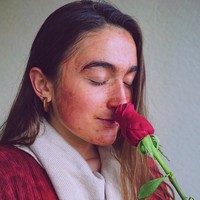 Selain melukis, Gabrielle memanfaatkan darah menstruasi untuk relaksasi dengan menggunakannya sebagai masker. Darah menstruasi sendiri memang telah lama dikatakan bisa dipakai sebagai masker meski belum terbukti secara klinis. Menurut Gabrielle, darah bulanan tersebut dapat membantu mencegah jerawat dan membuat kulitnya bersinar ketika digunakannya sebulan sekali. Foto: Instagram @rosiemoons