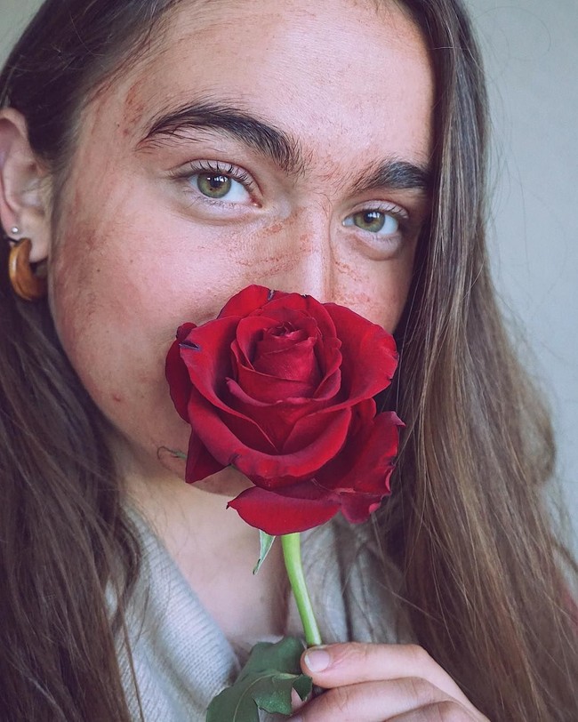 Gabrielle Schlegel adalah wanita asal Kanada yang ingin mengubah pandangan orang terutama wanita mengenai darah menstruasi. Ia pun menggunakan darah tersebut sebagai cat untuk melukis hingga masker wajah. Foto: Instagram @rosiemoons