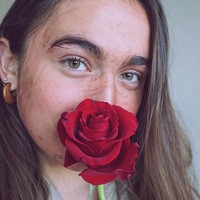 Gabrielle Schlegel adalah wanita asal Kanada yang ingin mengubah pandangan orang terutama wanita mengenai darah menstruasi. Ia pun menggunakan darah tersebut sebagai cat untuk melukis hingga masker wajah. Foto: Instagram @rosiemoons