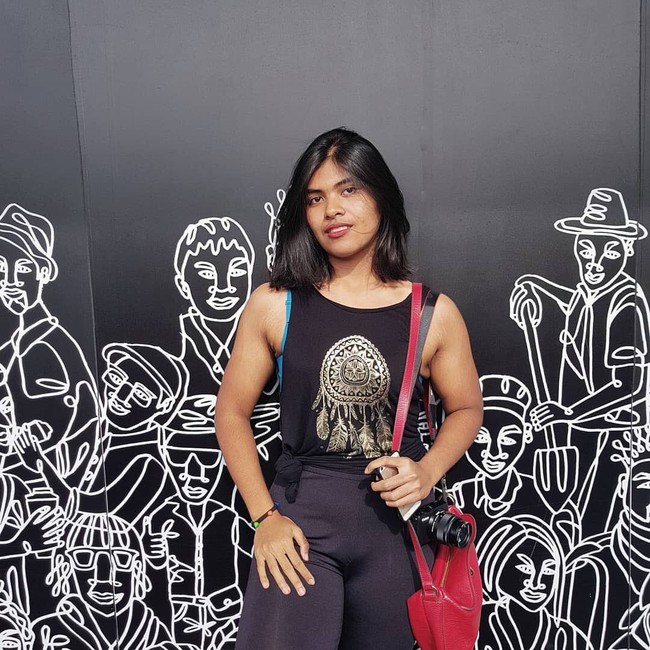 Perjuangan dietnya pun belum berakhir karena kulit tubuhnya menjadi bergelambir. Untuk membentuk kulitnya menjadi kencang, ia pun kembali melakukan serangkaian latihan untuk membentuk otot dengan mengurangi cardio. Edsa juga menambahkan bahwa pembentukan otot agar kulit kencang bisa dilakukan tak harus ke gym, tapi juga bisa di rumah dengan melakukan plank, push up, squat dan sit up. Berat badannya pun kini bertambah menjadi 65 kg. Foto: Twitter @sangpisank