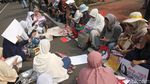 Massa Emak-emak Kompak Baca Alquran di Depan MK