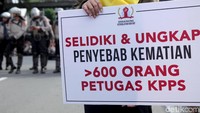 Di salah satu spanduk yang dibawa massa tertulis untuk menyelidiki dan mengungkap penyebab kematian ratusan petugas KPPS selama penyelenggaraan Pilpres 2019.