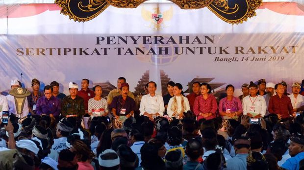 Bagi-bagi Sertifikat Tanah, Jokowi: Tahun Ini Bali Tersertifikat Semua