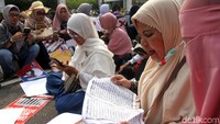 Begini momen massa emak-emak yang kompak membaca Alquran di depan gedung MK, Jakarta, Jumat (14/6/2019).