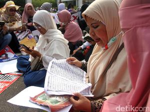 Massa Emak-emak Kompak Baca Alquran di Depan MK