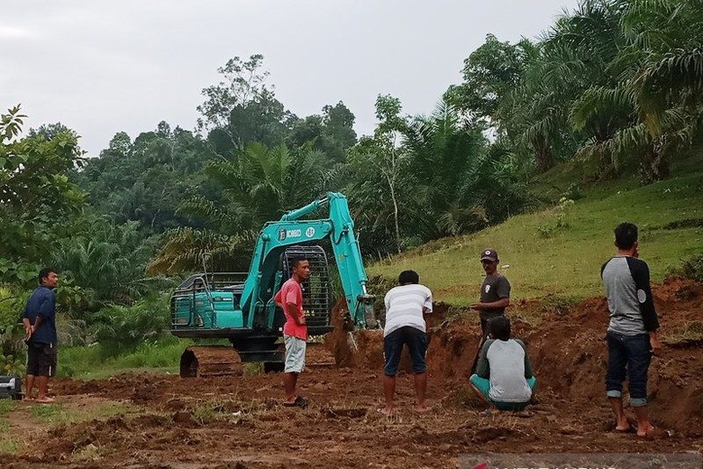 Mau Bantu Petani, Seorang Warga Agam Buka Jalan Sepanjang 5 Km Mau Bantu Petani, Seorang Warga Agam Buka Jalan Sepanjang 5 Km