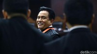 Kuasa hukum kubu Jokowi-Maruf, Yusril Ihza Mahendra yang menjadi pihak terkait berbincang dengan timnya seusai sidang.